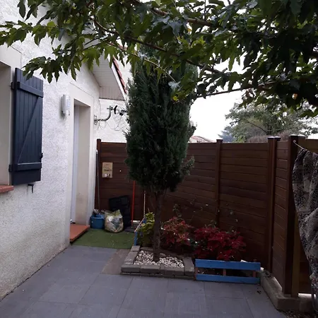 Apartment Petit Maison Avec Jardin Roquettes